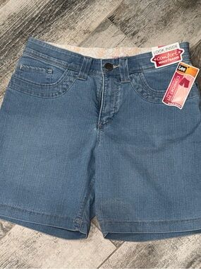 Lee Women's Light Blue Stretch Denim Shorts with Comfort Waistband Size 8